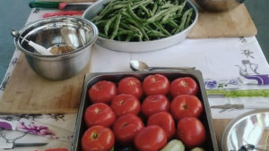 Preparation to cook stuffed tomatoes