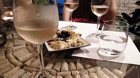 Παγωμένο κρασί σε ένα wine bar