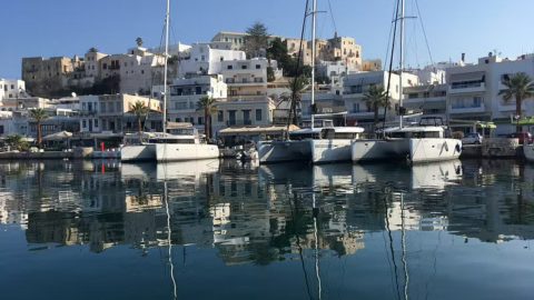 Η παραλία της Νάξου από τη μαρίνα