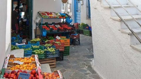 Ένα πολύχρωμο παντοπωλείο στην παλιά πόλη