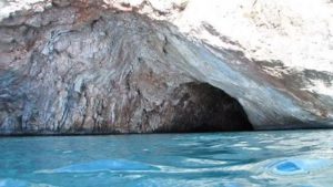 Επισκεφθείτε το Σπήλαιο Ρίνας, δίπλα σε μια παρθένα παραλία με εξωτικά καταπράσινα νερά