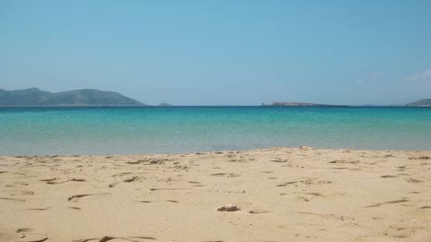 Χαλαρώστε στις μοναδικές αμμουδιές του νησιού