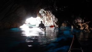 Το εσωτερικό της θαλάσσιας σπηλιάς της Ρίνας