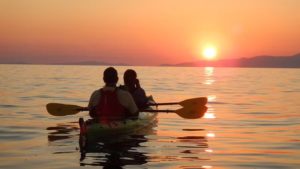 Βίντεο για Εκδρομή στο Ηλιοβασίλεμα με Θαλάσσιο Καγιάκ Γύρω από την Πορτάρα της Νάξου