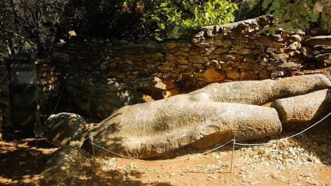 Το ημίεργο άγαλμα του Κούρου κοντά στο χωριό Μέλανες