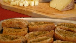 Δοκιμάστε διάφορα τυριά με φρέσκο ψωμί και λάδι