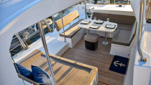 Οι άνετοι χώροι του σκάφους μπορούν να φιλοξενήσουν μέχρι 25 άτομα