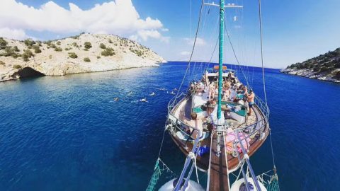 Στον όρμο της Ρίνας θα έχετε την ευκαιρία να εξερευνήσετε την ομώνυμη σπηλιά