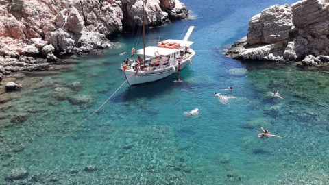  Immerse yourself in the beauty of exceptional bays and their breathtaking turquoise waters