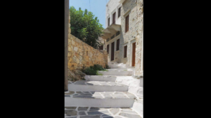 Ανεβείτε τα σκαλιά που οδηγούν στη γειτονιά του πάνω χωριού