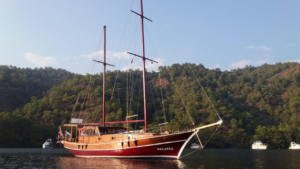 Η παραδοσιακή σκούνα στην άγκυρα