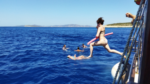Βουτήξτε από το σκάφος σε κρυστάλλινα νερά