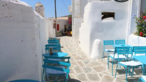 Πιείτε έναν καφέ στο παραδοσιακό καφενείο