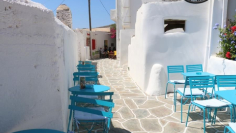 Πιείτε έναν καφέ στο παραδοσιακό καφενείο