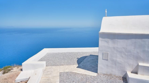 Ένα ξωκλήσι και τα γαλάζια νερά του Αιγαίου