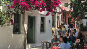 Περπατήστε στα στενά σοκάκια του Χαλκίου και χαλαρώστε σε ένα γραφικό καφέ