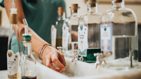 Απολαύστε μια παραδοσιακή γευσιγνωσία λικέρ στο ιστορικό παλιό αποστακτήριο