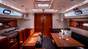 Ξεκουραστείτε στο σκάφος απολαμβάνοντας φρέσκα σνακ και δροσερά ποτά