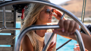 Ακολουθήστε την ακτογραμμή και θαυμάστε τα βαθιά μπλε και τα σμαραγδένια νερά