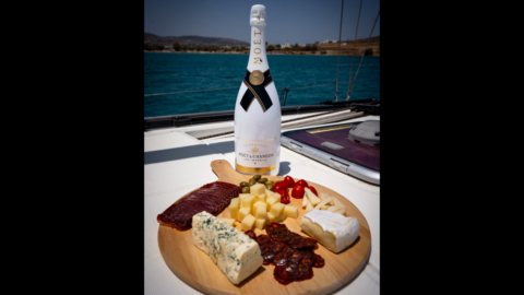 Απολαύστε γλυκές και αλμυρές λιχουδιές στο κατάστρωμα κάτω από τον ήλιο