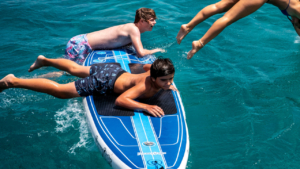 Βουτήξτε σε κρυστάλλινα νερά και νοιώστε τη θάλασσα να σας αγκαλιάσει