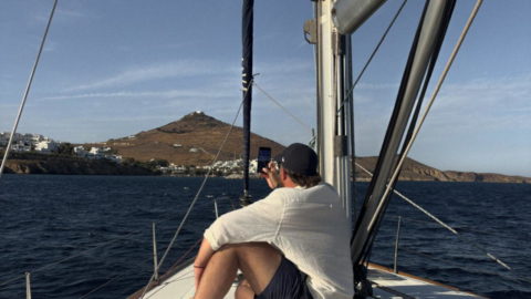 Χαλαρώστε στο κατάστρωμα καθώς το σκάφος περνά δίπλα από γραφικούς γκρεμούς