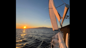 Ολοκληρώστε τη μέρα παρακολουθώντας το ηλιοβασίλεμα πάνω από την Πάρο από το σκάφος