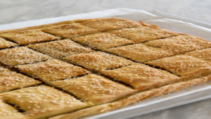 Φτιάξτε μια παραδοσιακή πίτα με τοπικά υλικά