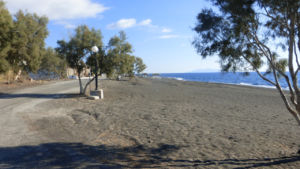Μία από τις μεγαλύτερες παραλίες στη Σαντορίνη