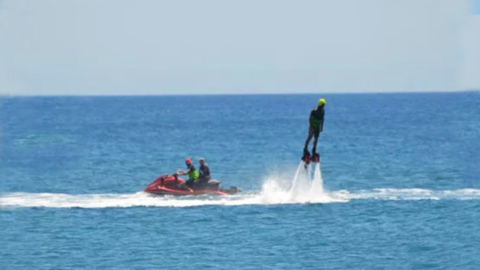 Το Flyboard Legend είναι μια σανίδα συνδεδεμένη με μια αεροτουρμπίνα PWC