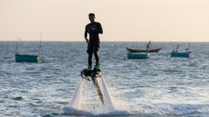 Βίντεο για Flyboarding στη Σαντορίνη στην παραλία Άγιος Γεώργιος. Ανυψωθείτε πάνω από τα κρυστάλλινα νερά