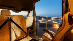 Βυθιστείτε στην αιώνια ατμόσφαιρα της Σαντορίνης