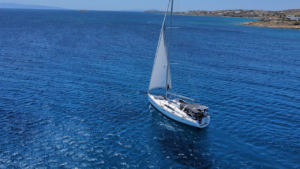 Πλησιάστε το Σπήλαιο Ρίνα και αφήστε τη θάλασσα να σας μαγέψει