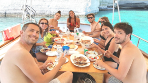 Βίντεο για Εκδρομή Ψαρέματος στη Μήλο με Κολύμπι, Γεύμα και Εξερεύνηση σε Θαλάσιες Σπηλιές