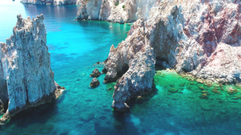 Περάστε μια καταπληκτική μέρα στα γαλάζια μαγικά νερά της Μήλου