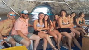 Εξερευνήστε θαλάσσιες σπηλιές διαμορφωμένες από τον άνεμο και τα κύματα με το πέρασμα του χρόνου