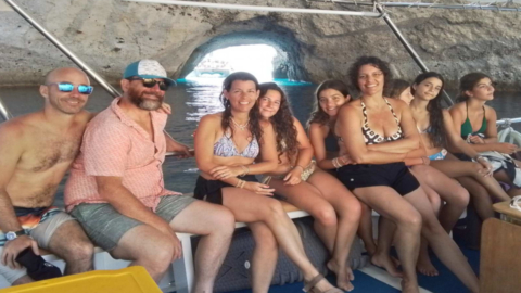 Εξερευνήστε θαλάσσιες σπηλιές διαμορφωμένες από τον άνεμο και τα κύματα με το πέρασμα του χρόνου