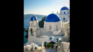 Εκκλησίες με μπλε τρούλο και εκπληκτική θέα