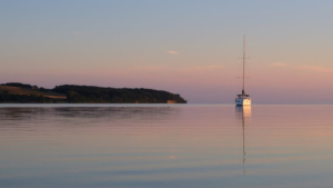 Κρουαζιέρα με Iστιοπλοϊκό στο Ηλιοβασίλεμα από την Παροικιά photo