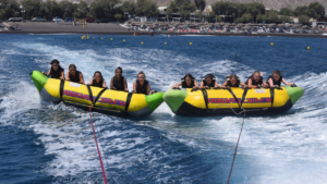 Βίντεο για Περιπέτεια Tubing στη Σαντορίνη Γεμάτη Διασκέδαση για Όλες τις Ηλικίες στην Παραλία Περίβολος