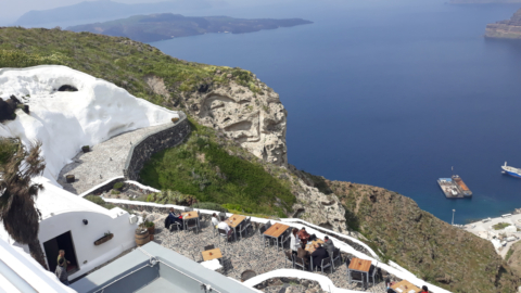 Συμμετάσχετε σε μια συνεδρία γευσιγνωσίας κρασιού σε ένα οινοποιείο της Σαντορίνης.