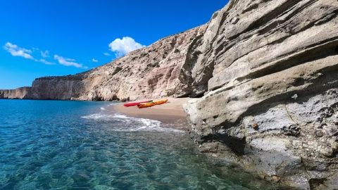 Μεγαλοπρεπή Βουνά,  ήρεμες θάλασσες και καγιάκ στην ακτή