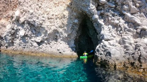Βγείτε σε κρυμμένες σπηλιές και βυθιστείτε σε παρθένα νερά