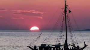 Πινακοθήκη Φωτογραφία 2 για Ηλιοβασίλεμα με Παραδοσιακό Σκάφος στη Μύκονο