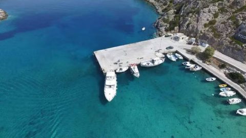Κολύμπι σε μια γαλήνια παραλία