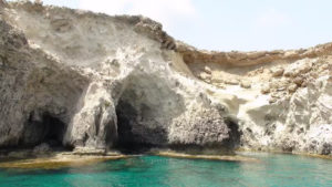 Το Κουφονήσι ή Λευκή, βρίσκεται στο Λιβυκό Πέλαγος, στο νοτιοανατολικό τμήμα της Κρήτης,