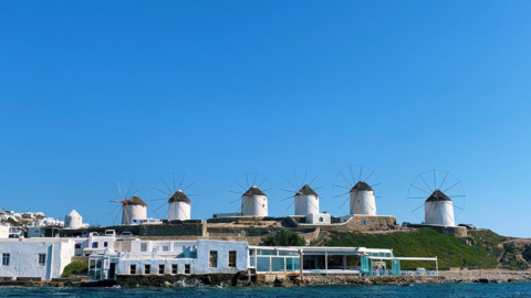 Τραβήξτε φωτογραφία τους διάσημους ανεμόμυλους της Μυκόνου από το σκάφος