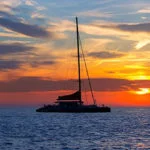 Απολαύστε το Ηλιοβασίλεμα στην Οία της Σαντορίνης με Σκάφος