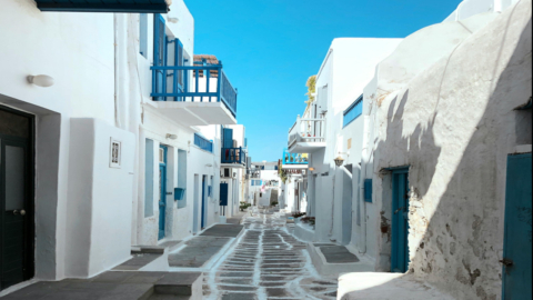 Περιπλανηθείτε σε ασβεστωμένα σοκάκια γεμάτα νησιώτικη γοητεία