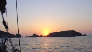 Σαλπάρετε για μια περιήγηση στο ηλιοβασίλεμα κατά μήκος της ακτογραμμής της Νάξου